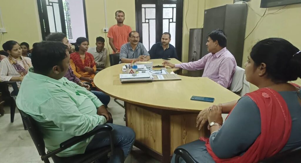 विश्वविद्यालय अनौपचारिक संस्कृत शिक्षण केन्द्र के कोर्स में कोई भी 10वीं पास, कहीं के भी किसी भी उम्र के व्यक्ति लें सकते हैं नामांकन।