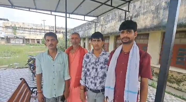 बदमाशों ने धारदार हथियार से कर दी युवक की हत्या, बगीचे में फेंका शव।