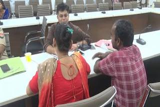 पत्नी सुबह उठी तो होठों से गायब मिली लिपस्टिक, मामला पहुंचा थाने।