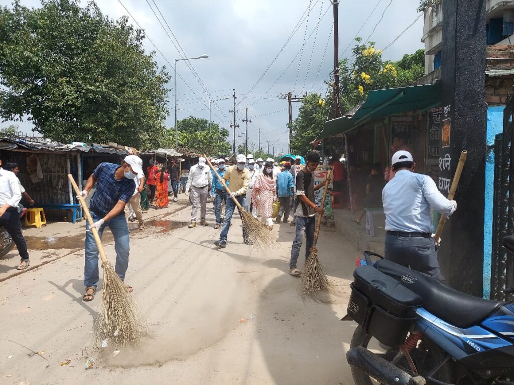 लोहिया स्वच्छ बिहार अभियान के अवसर पर डीडीसी ने श्रमदान में स्वयं लगाई झाड़ू।