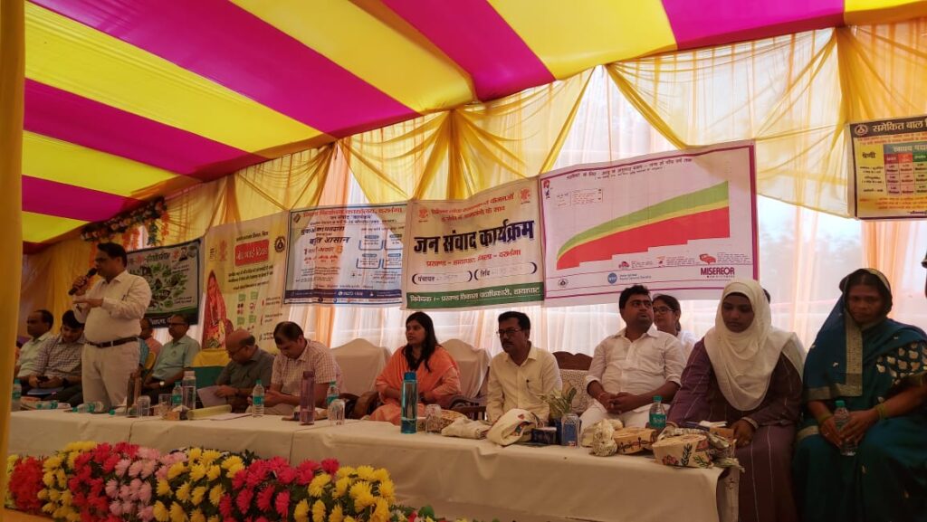 हायाघाट प्रखंड में घोषरामा पंचायत के बांसडीह में जिलाधिकारी ने लोगों से किया जनसंवाद।