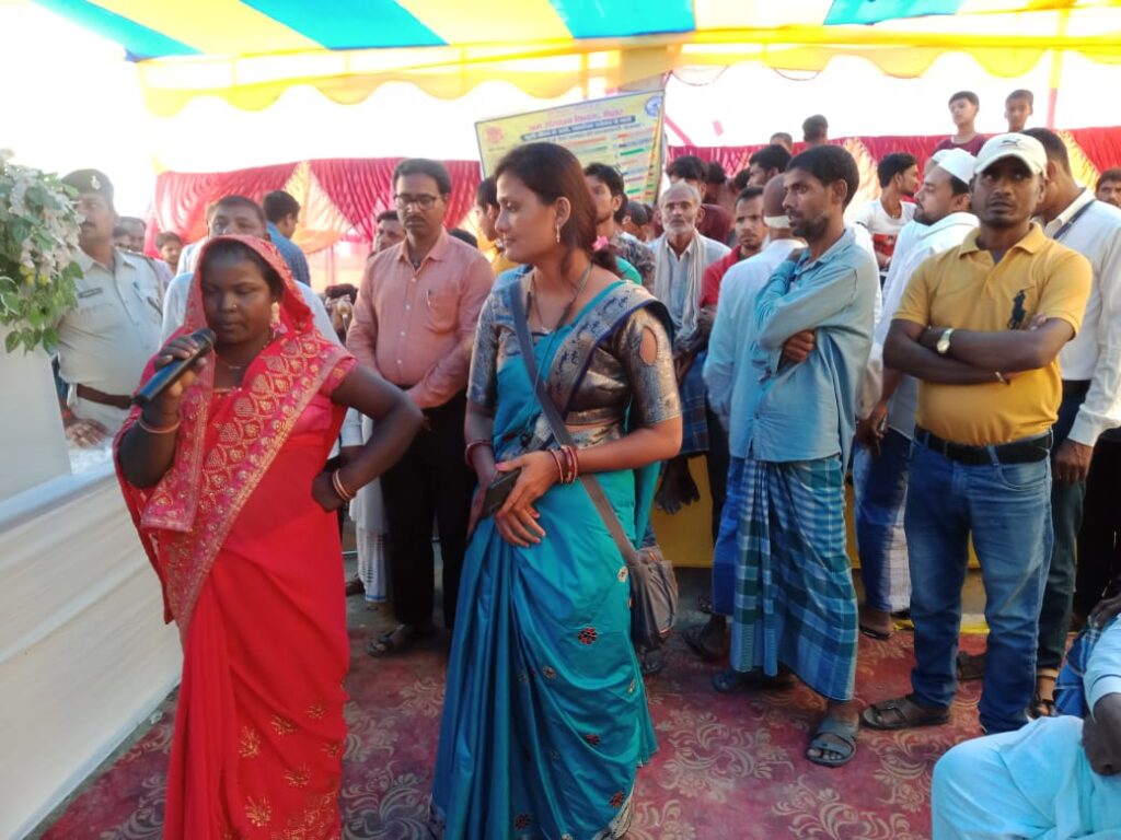 हनुमाननगर के नरसारा पंचायत के लोगों से जिलाधिकारी ने  किया जनसंवाद।