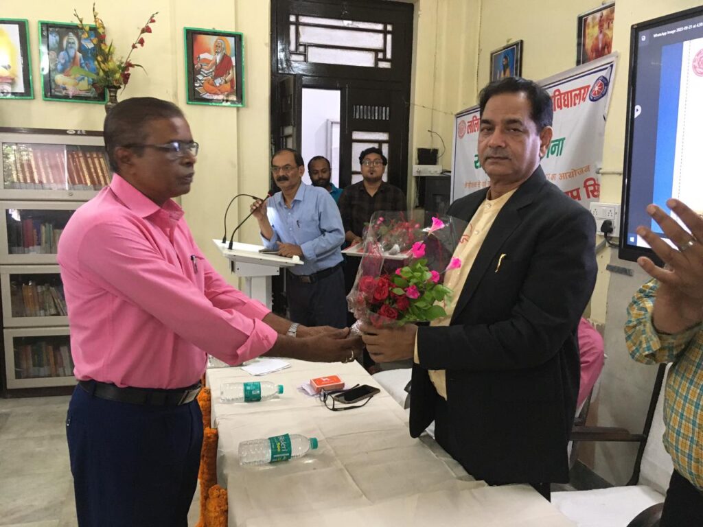 जीवन में अवसर सबको मिलता है, पर संघर्ष के बल पर भीड़ से अलग अपनी पहचान बनाकर ही जीवन में सफल होना है संभव : कुलपति।