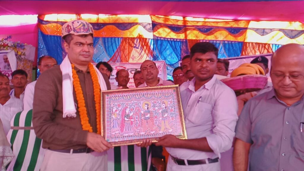 सिमरी पंचायत के लोगों से डीएम ने किया मुलाकात, मैथिली में किया अभिनन्दन।