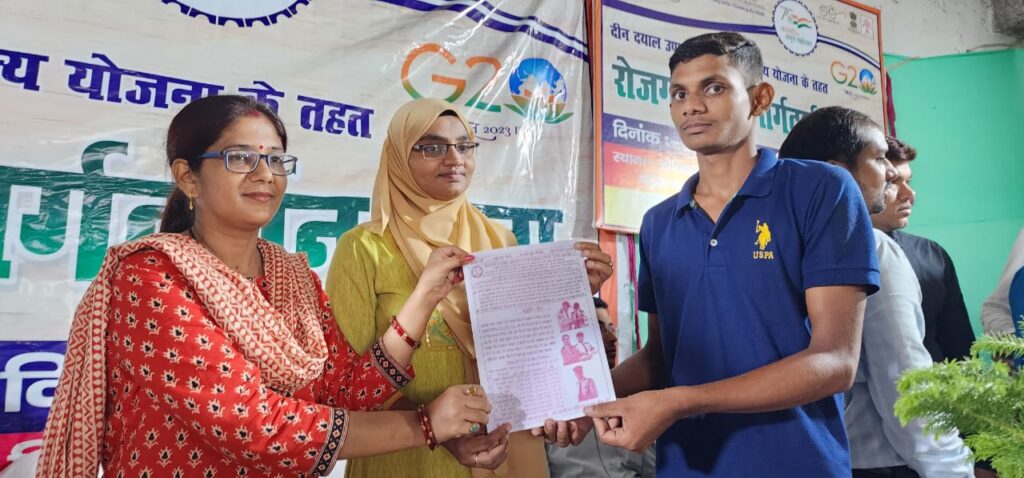 केवटी के जीविका कार्यालय परिसर में रोज़गार-सह-मार्गदर्शन मेला का किया गया आयोजन।