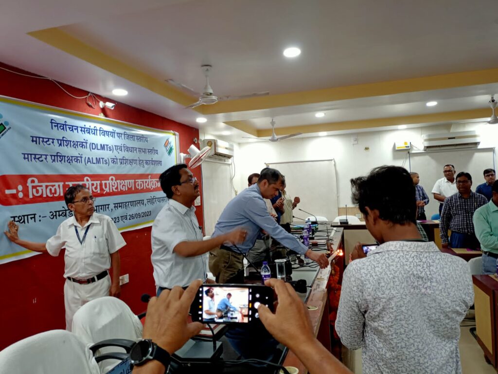 निर्वाचन कार्य के दौरान किसी का आतिथ्य स्वीकार न करें : डीएम।