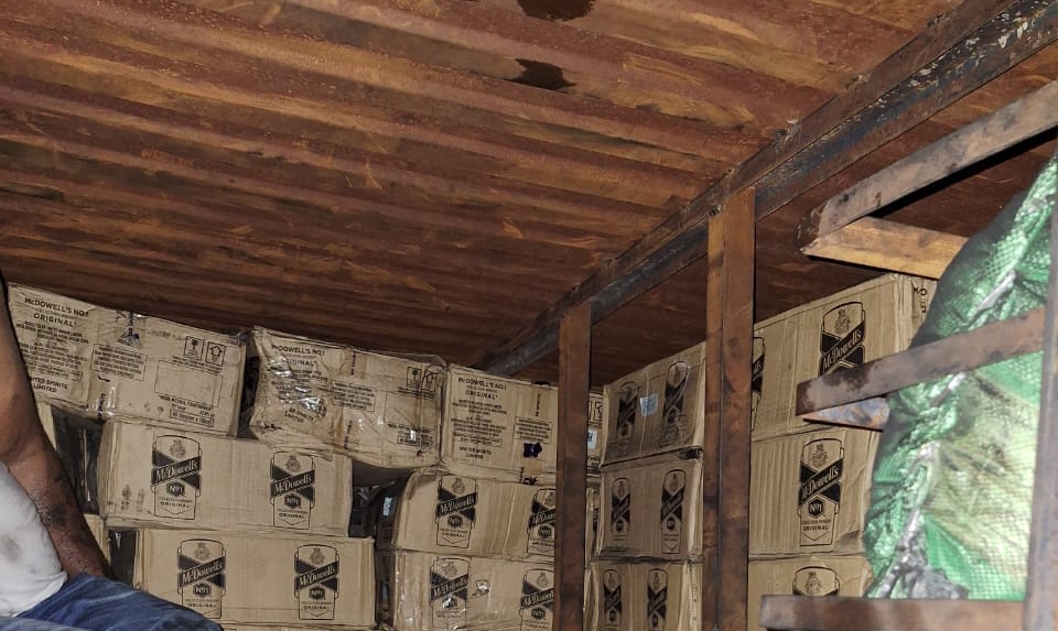 शराब कारोबारियों के विरुद्ध कमतौल पुलिस की बड़ी करवाई, भारी मात्रा में शराब बरामद।