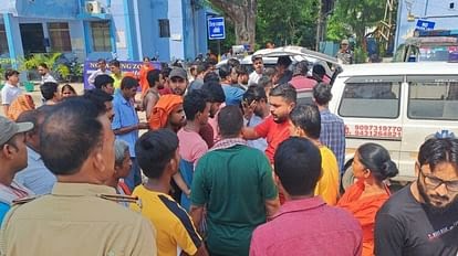 बाइक सवार दो दोस्तों को बदमाशों ने मारी गोली, स्थिति गंभीर।