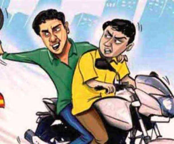 महिला को झांसे में लेकर बाइक सवार बदमाशों ने उड़ाए पैसे, थाने में दर्ज कराई प्राथमिकी।