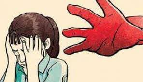 स्कूल जाने के क्रम में बदमाशों ने की छेड़खानी,  छात्रा के विरोध करने पर चाकू मारकर किया घायल।