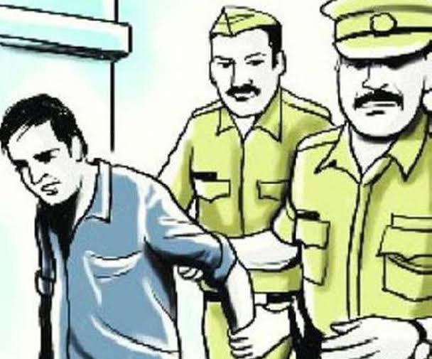 गले से चेन छीनकर भागने के क्रम में लोगों ने पकड़ कर एक बदमाश को किया पुलिस के हवाले।