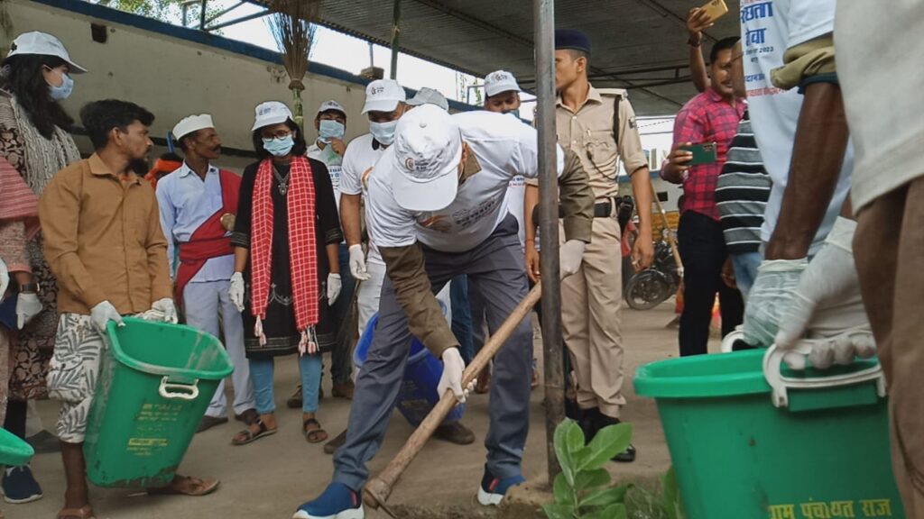 स्वच्छता ही सेवा के अंतर्गत डीएम ने कूड़ा हटाकर की सफाई।