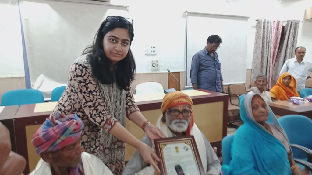 अंतरराष्ट्रीय वृद्धजन दिवस के अवसर पर वृद्ध जन मतदाताओं को किया गया सम्मानित।