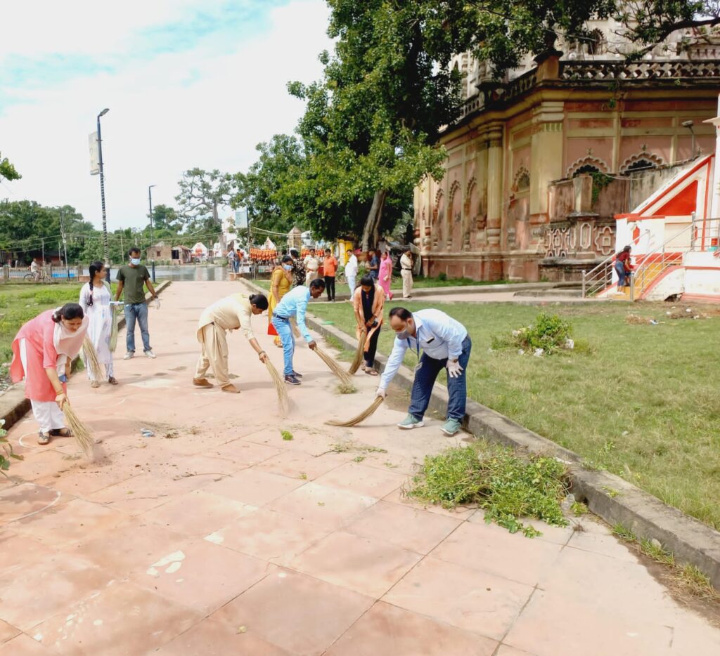 राष्ट्रपिता को श्रद्धांजलि स्वरुप श्यामा माई मंदिर परिसर में चलाया गया विशेष स्वच्छता अभियान।
