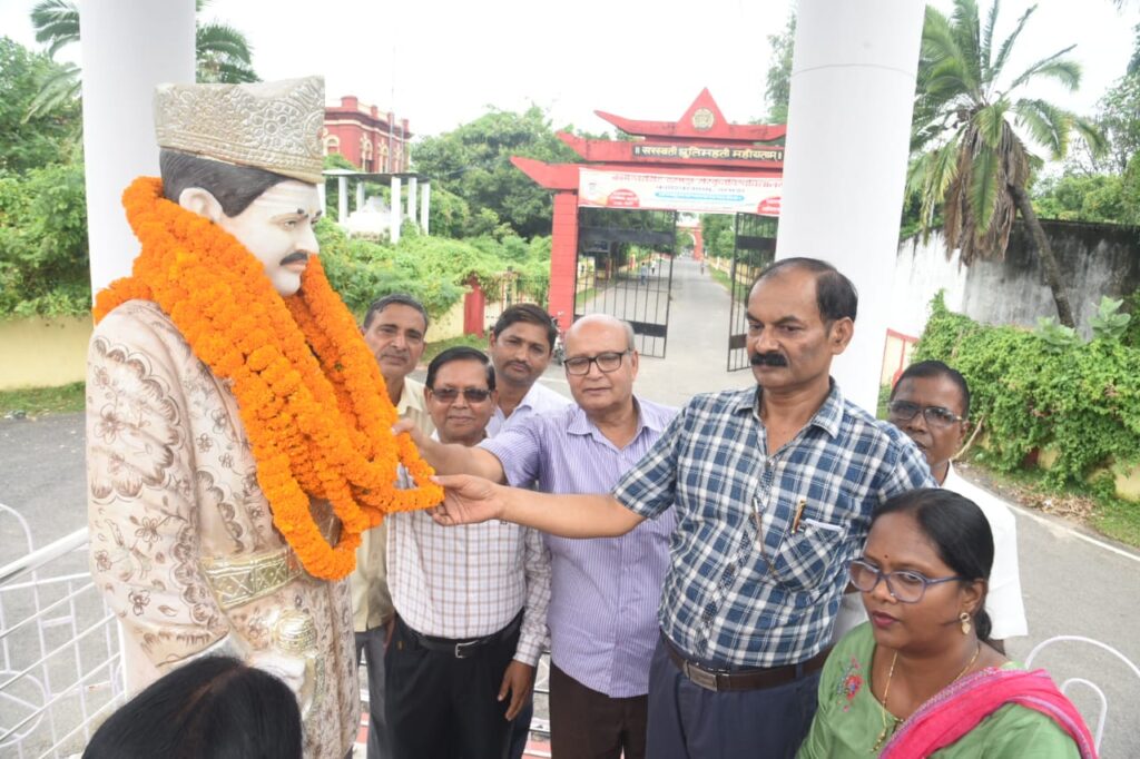 महाराजाधिराज कामेश्वर सिंह की पुण्यतिथि के पर विवि कर्मियों द्वारा किया गया माल्यार्पण।