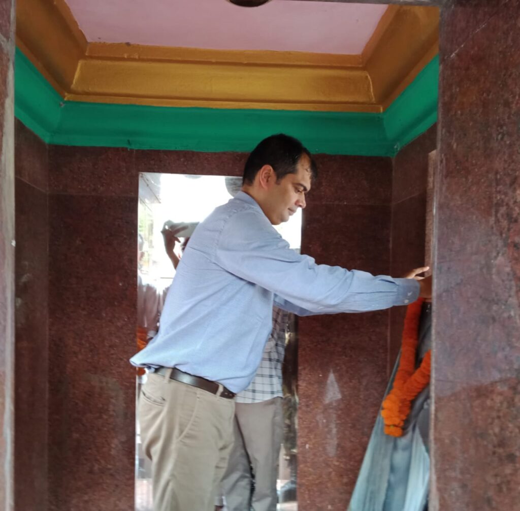 गाँधी जी की प्रतिमा पर डीएम व एसएसपी ने किया माल्यार्पण। 