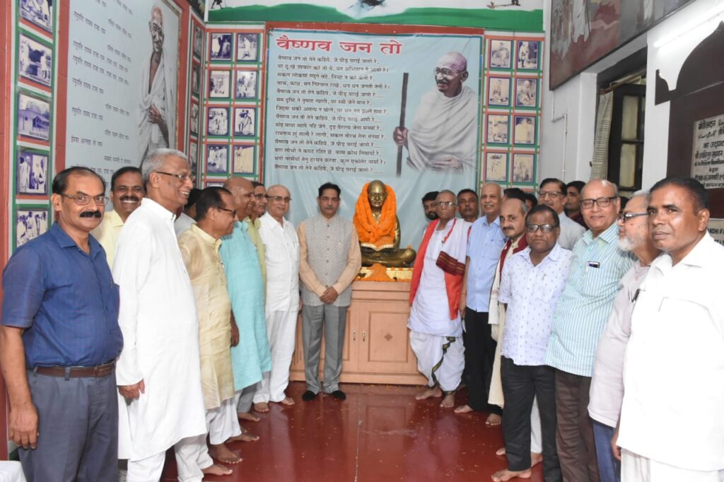 विश्वविद्यालय के महात्मा गांधी सदन में “वर्तमान परिदृश्य में गांधी के विचारों की प्रासंगिकता” विषयक संगोष्ठी में अनेक विद्वानों ने रखे विचार।