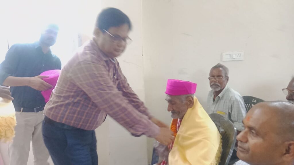 बहादुरपुर बुनियादी केंद्र में वृद्धजन हुए सम्मानित।