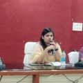 जन संवाद कार्यक्रम को लेकर संबंधित पदाधिकारियों के साथ प्रभारी डीएम ने की बैठक।
