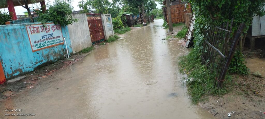 सिरुआ गांव के मुख्य सड़क पर जलजमाव से स्कूली बच्चे झेल रहे परेशानी, स्कूल जाने वाले बच्चे पड़ रहे बीमार
