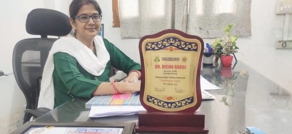 जीविका के डीपीएम को सहभागिता शिविर में उल्लेखनीय डिस्बर्समेंट में उत्कृष्ट प्रदर्शन के लिए मिला सम्मान एवं प्रमाण पत्र।