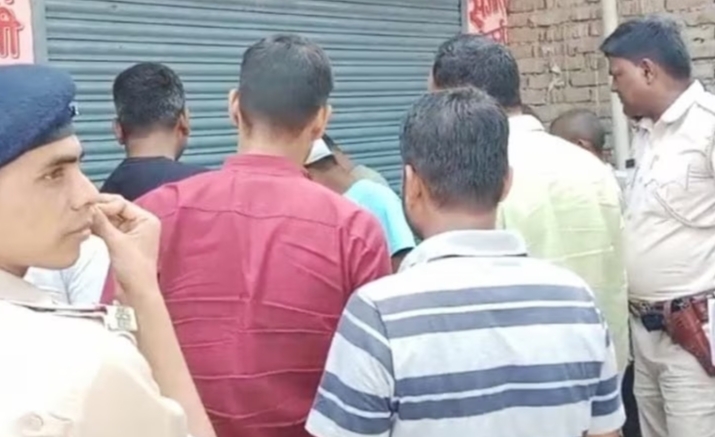 बंदूक की नोक पर आभूषण दुकान से आठ किलो चांदी की लूट, घटना सीसीटीवी में कैद।