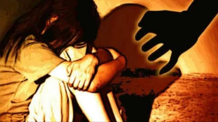 रिश्ता हुआ शर्मशार: घर छोड़ने के बहाने चाचा ने सगी भतीजी के साथ किया दुष्कर्म; जमकर धुनाई।