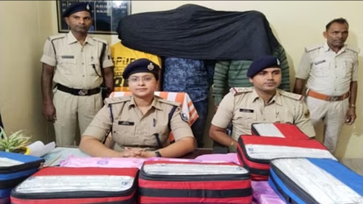 गुप्त सूचना के आधार पर पुलिस ने कार से किया एक कुंतल चांदी बरामद।
