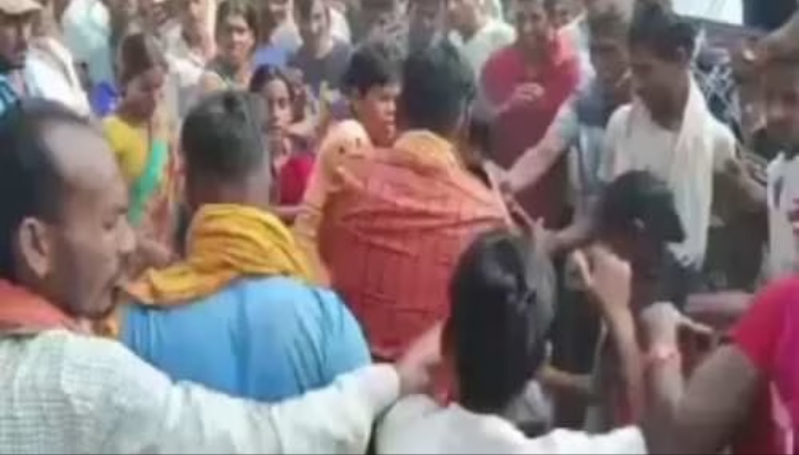 देवर से शादी करने के लिए आपस में भिड़ी दो गोतनी, जमकर चले लात घुसे।