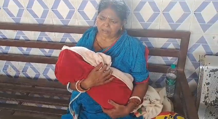 हैवानियत: जमीनी विवाद में आंगनवाड़ी सेविका ने मां के गोदी से छीनकर नवजात को पटका, मौत।