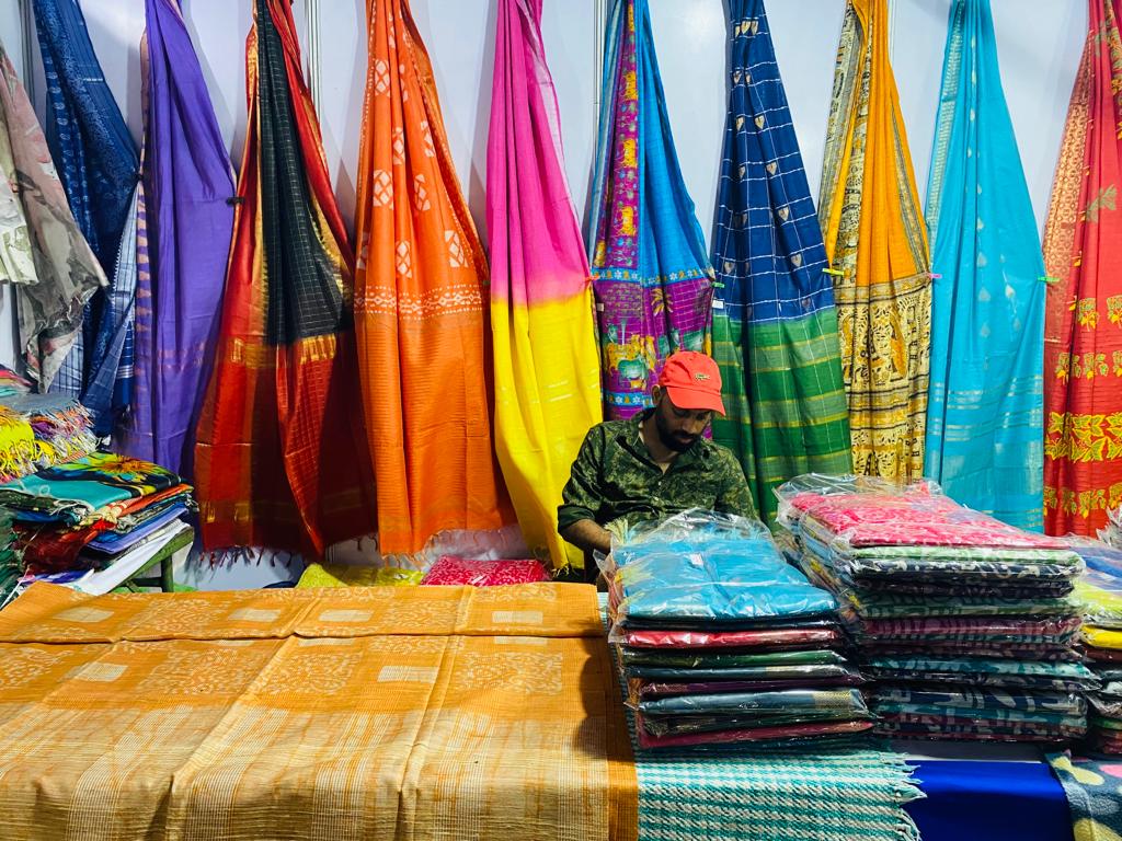 खादी मेला दरभंगा : लोगों को लुभा रही मधुबनी चित्रकला व भागलपुरी सिल्क।