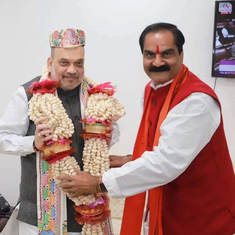 पताही हवाई अड्डा मैदान में आयोजित जनसभा के दौरान सांसद गोपाल जी ठाकर ने अमित शाह को  पाग, चादर व मखान के  माला पहना कर स्वागत और अभिनंदन किए। 