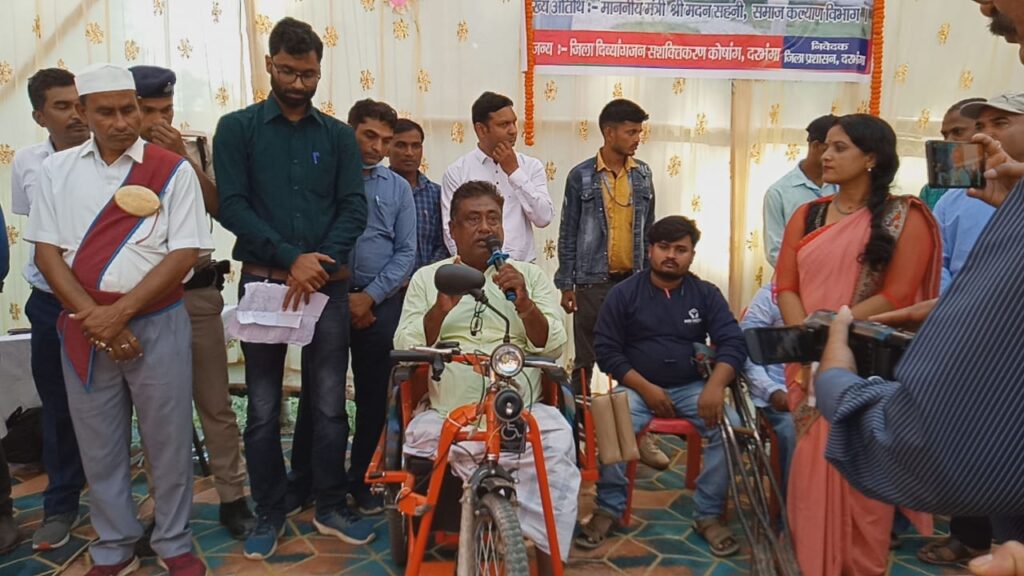 मंत्री के द्वारा दिव्यांगजनों को प्रदान किया गया बैटरी चालित ट्राई साइकिल।