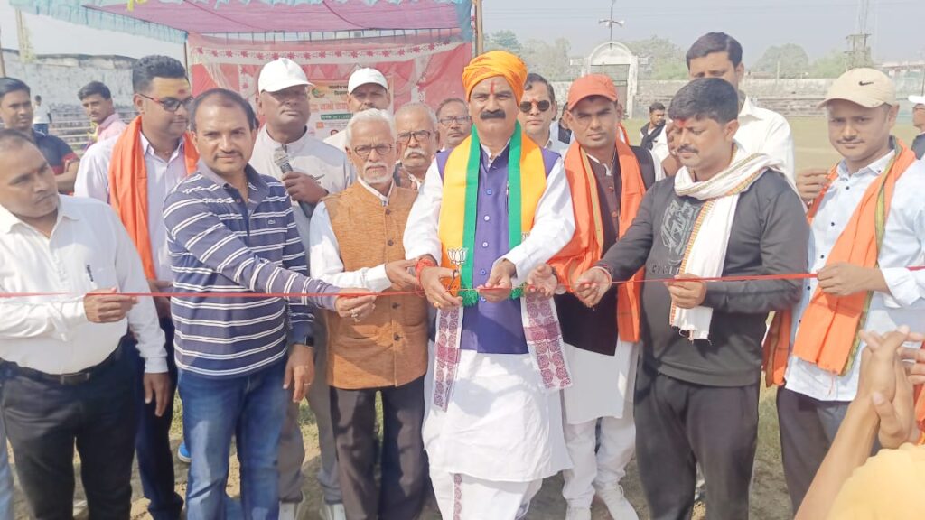 स्तरीय नमो कबड्डी प्रतियोगिता का फीता काटकर सांसद ने किया शुभारंभ।