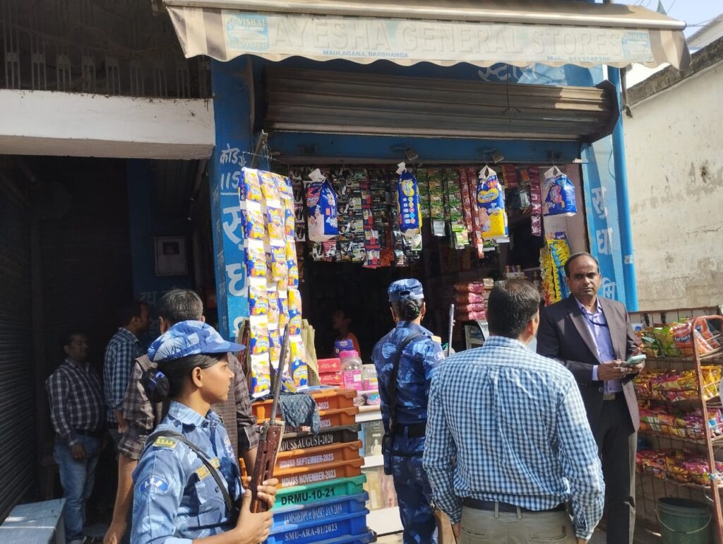 आयशा जनरल स्टोर मौलागंज से एक बाल श्रमिक को कराया गया विमुक्त।
