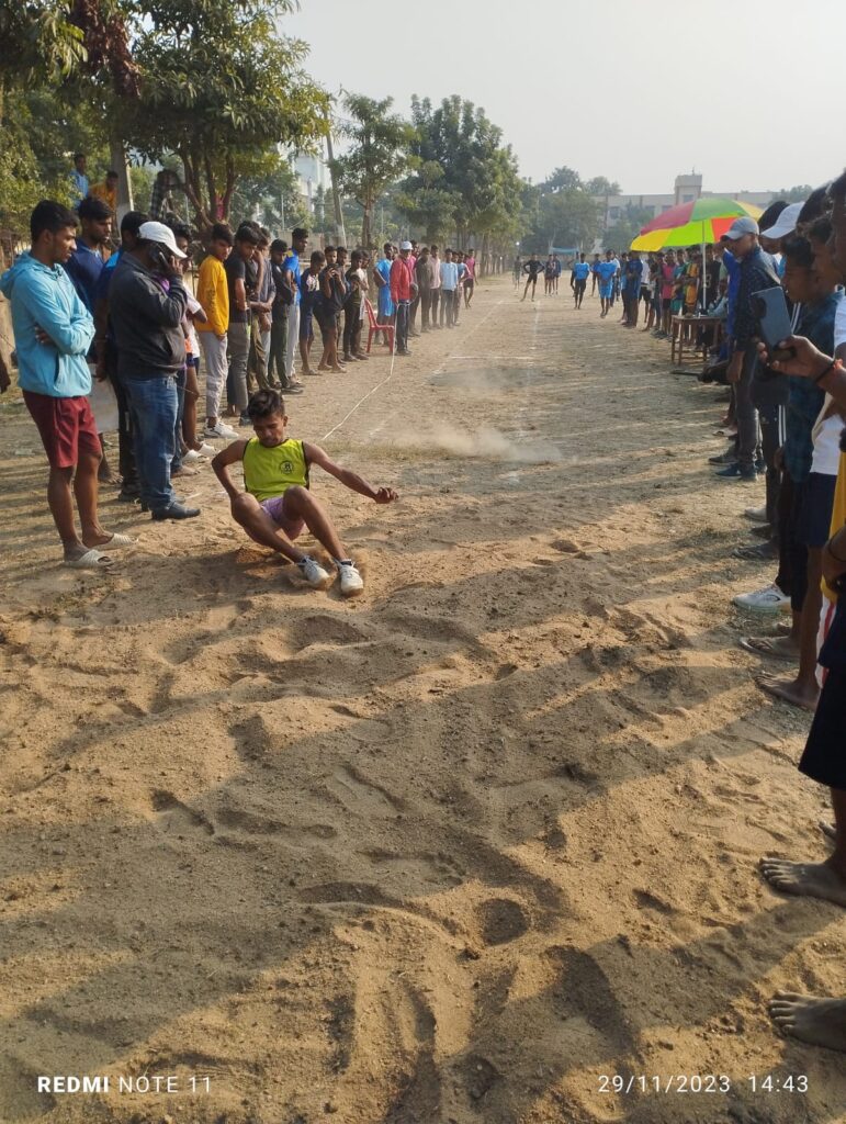 प्रतियोगिता में खिलाड़ियों ने अपनी प्रतिभा से अपने-अपने जिले का मान बढ़ाया।