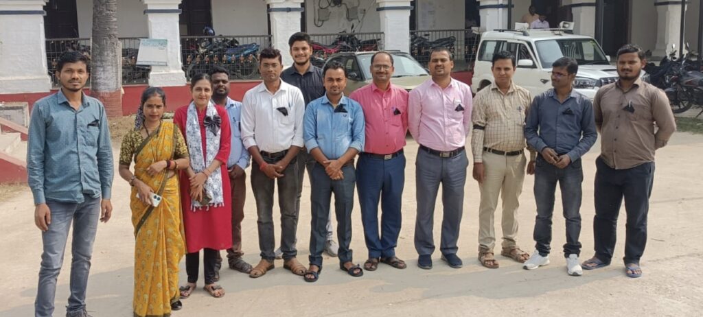 अपने मांगों के समर्थन में तीसरे दिन भी काला बिल्ला लगाकर काम कर रहें डाटा इन्ट्री ऑपरेटर