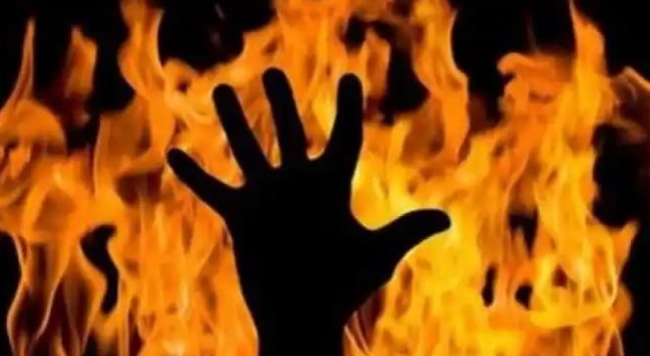 एनसीपी कार्यालय में घुसकर महिला ने  किया आत्मदाह करने का प्रयास।