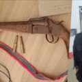 पुलिस ने एक अपराधी को देसी कट्टा और गोलियों के साथ किया गिरफ्तार।