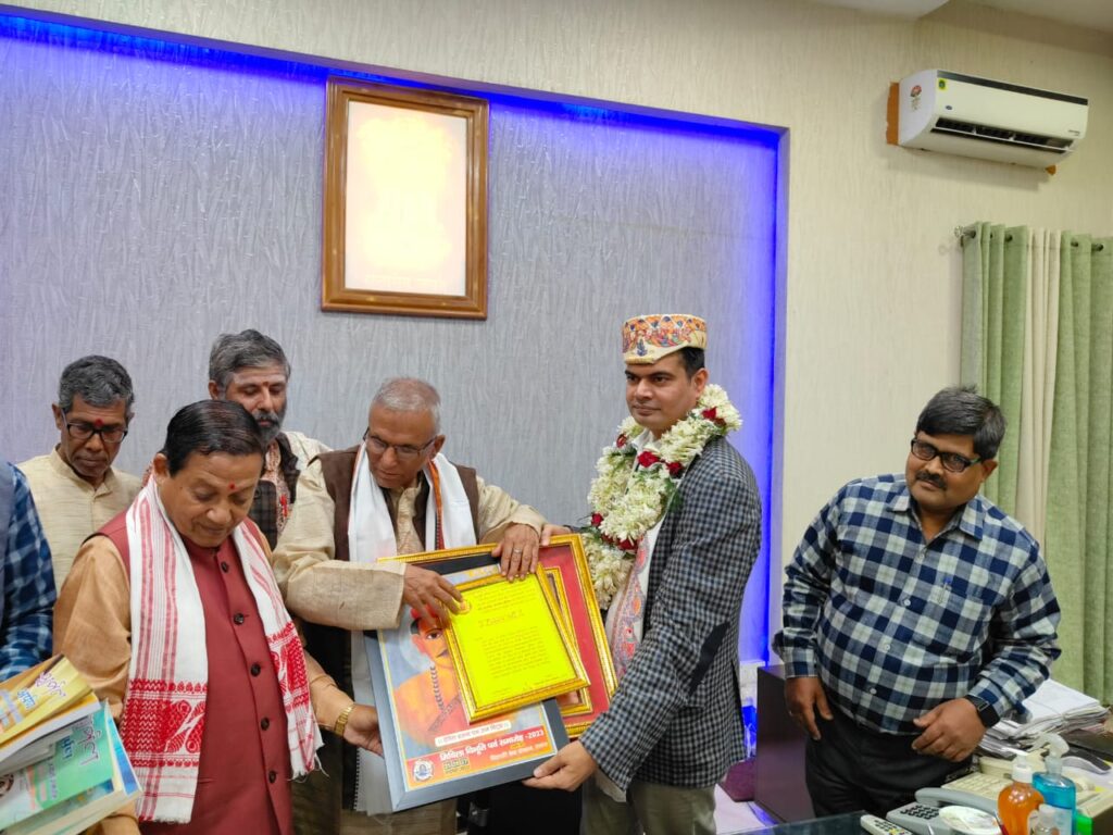 मिथिला विभूति सम्मानोपाधि से अलंकृत हुए जिलाधिकारी राजीव रौशन।
