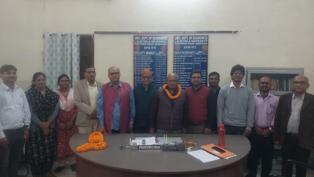 डॉ. अम्बरीष कुमार झा ने संभाला अर्थशास्त्र विभाग का कमान।