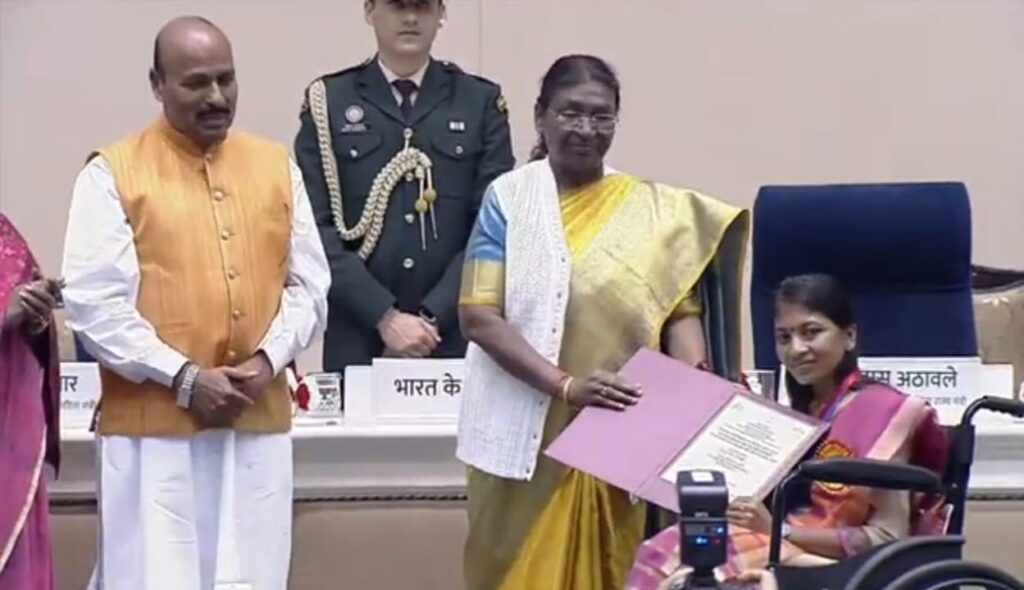 राष्ट्रपति के द्वारा श्रेष्ठ दिव्यांगजन पुरस्कार से अलंकृत हुई ज्योति सिन्हा।