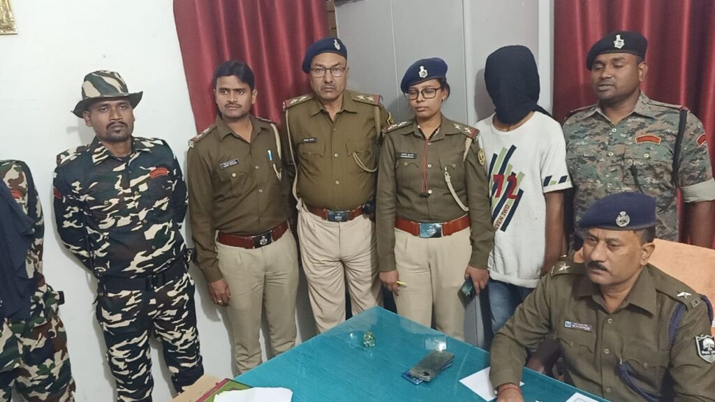 अलंकार ज्वेलर्स लूटकांड मामले में फरार अभियुक्त चंदन राय को पुलिस ने किया गिरफ्तार।