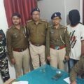 अलंकार ज्वेलर्स लूटकांड मामले में फरार अभियुक्त चंदन राय को पुलिस ने किया गिरफ्तार।