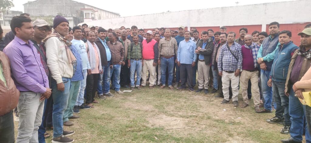 कारवाई के विरोध में रोजगार सेवक संघ की बैठक आयोजित।