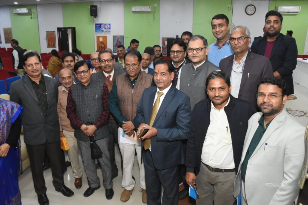 नैक मूल्यांकन में बेहतर ग्रेडिंग प्राप्त करने में निष्ठा, समर्पण और सहयोग देने हेतु समस्त परिवार को कुलपति ने दिया धन्यवाद।