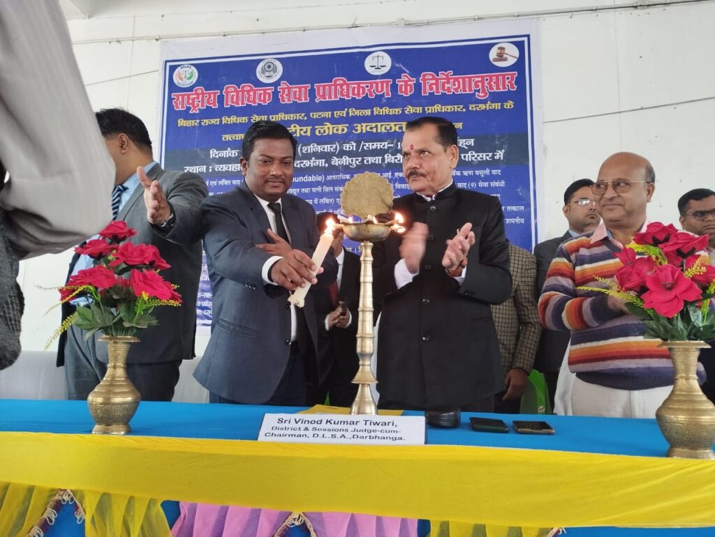 राष्ट्रीय लोक अदालत का दीप प्रज्वलित कर किया गया शुभारंभ।