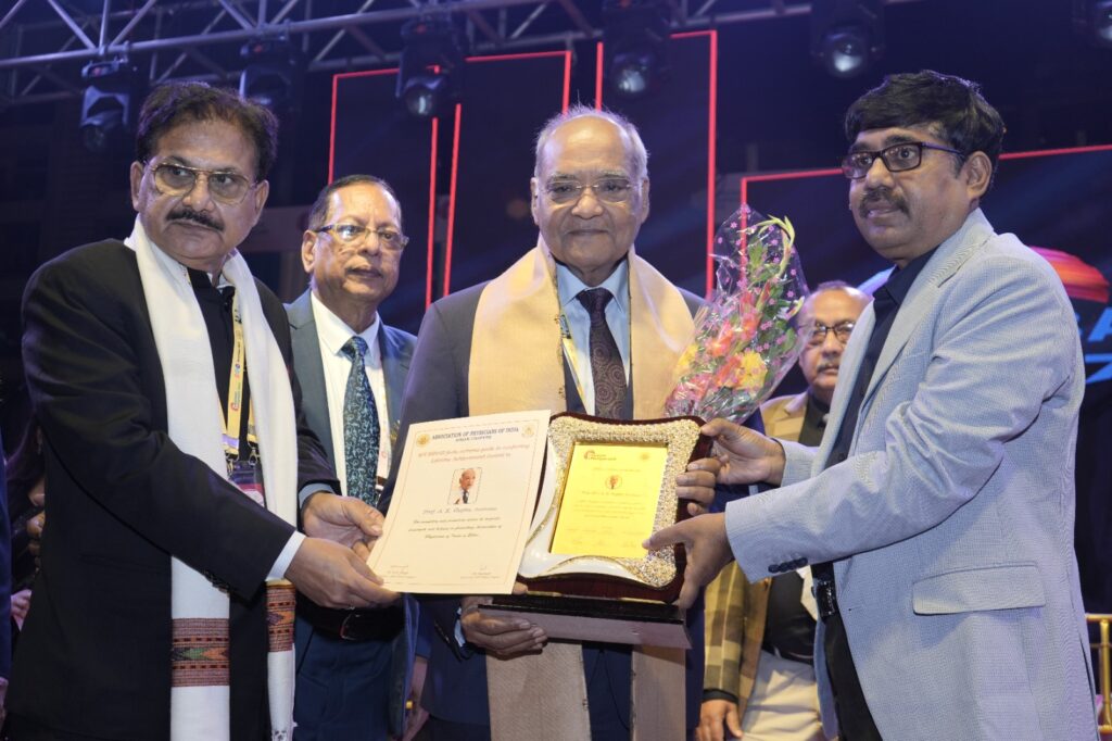 वरिष्ठ चिकित्सक डॉ. एके गुप्ता लाइफटाइम अचीवमेंट सम्मान से हुए सम्मानित।