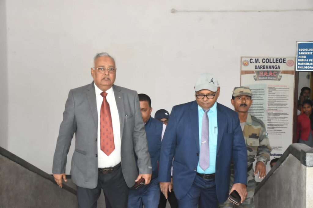 कुलसचिव ने किया सीएम कॉलेज का निरीक्षण।
