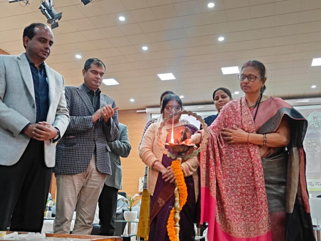 श्रम अधिकार दिवस के अवसर पर प्रेक्षागृह में एक दिवसीय ग्रामीण श्रमिक प्रशिक्षण शिविर आयोजित।